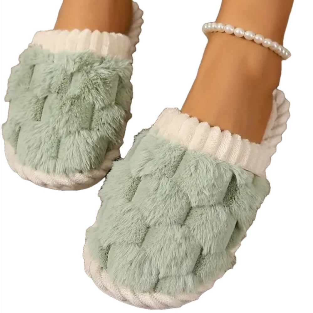 ⭐️NWT Slipper Green size 7.5-8
